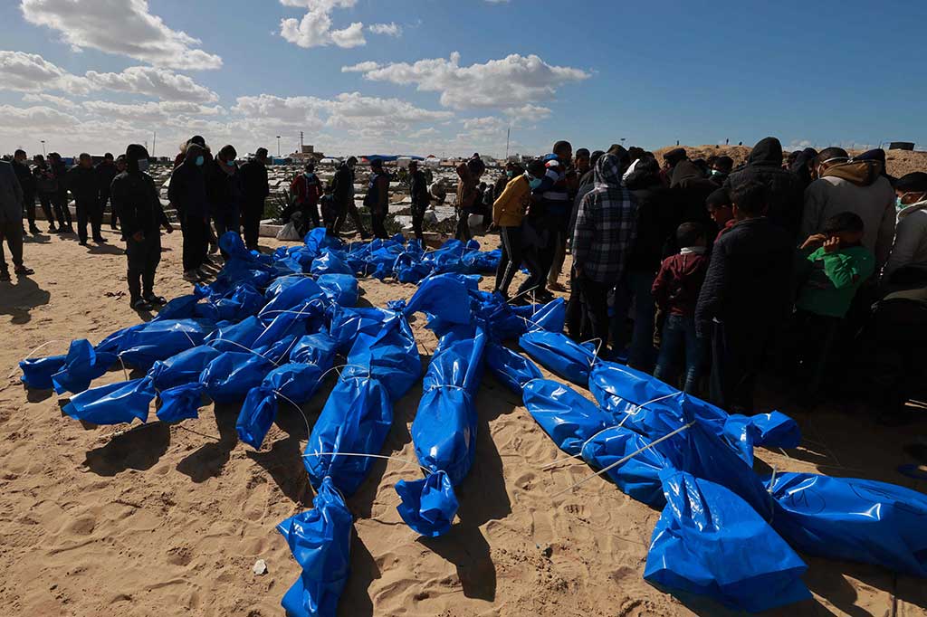 Koresponden WAFA melaporkan 100 jasad, yang beberapa di antaranya sudah membusuk dimakamkan. Korban adalah warga sipil tak dikenal yang kemudian dicuri tentara pendudukan dari rumah sakit dan pemakaman, selama penyerbuan di berbagai wilayah di Jalur Gaza.