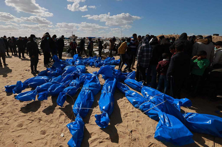 Koresponden WAFA melaporkan 100 jasad, yang beberapa di antaranya sudah membusuk dimakamkan. Korban adalah warga sipil tak dikenal yang kemudian dicuri tentara pendudukan dari rumah sakit dan pemakaman, selama penyerbuan di berbagai wilayah di Jalur Gaza.