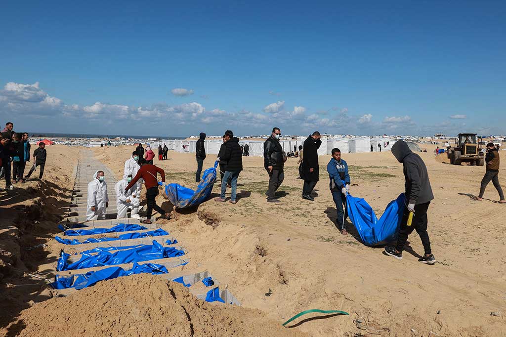 Dia menambahkan bahwa jasad-jasad itu telah diserahkan Selasa, 30 Januari 2024 pagi melalui pos lintas perbatasan Kerem Shalom. Menurut sejumlah sumber medis, pemeriksaan sejumlah jasad menunjukkan bahwa pasukan penjajah telah mencuri organ milik korban.