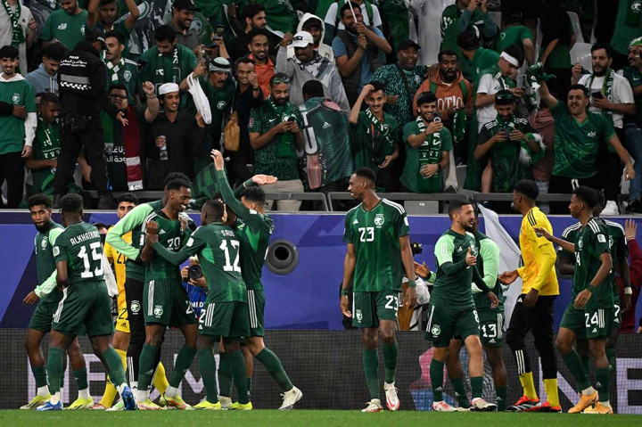 Arab Saudi sempat unggul terlebih dahulu melalui Abdullah Hadi Radif. Korea Selatan dapat menyamakan kedudukan lewat CArab Saudi mempunyai beberapa peluang untuk menjebol gawang Korea Selatan di babak pertama. Skuad asuhan Roberto Mancini akhirnya sukses membobol gawang Korea Selatan pada menit 46 melalui gol Abdullah Hadi Radif setelah memanfaatkan umpan Al Daswari sehingga skor berubah menjadi 1-0.