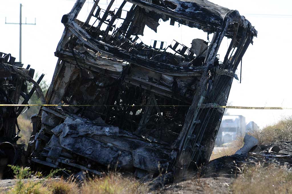 Truk dan bus – yang membawa hampir 50 orang – bertabrakan sebelum terbakar, kata Roy Navarrete, direktur perlindungan sipil di Sinaloa, pada konferensi pers. Pihak berwenang sedang menyelidiki penyebab kecelakaan menjelang fajar di jalan raya di kota Elota tersebut.