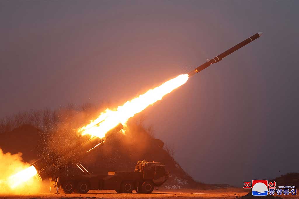 Korea Utara, Rabu, 31 Januari 2024, mengatakan pihaknya berhasil melakukan uji coba rudal jelajah strategis, bagian dari serangkaian senjata yang baru-baru ini diluncurkan. Menurut para analis senjata tersebut dapat digunakan untuk perang Rusia di Ukraina.