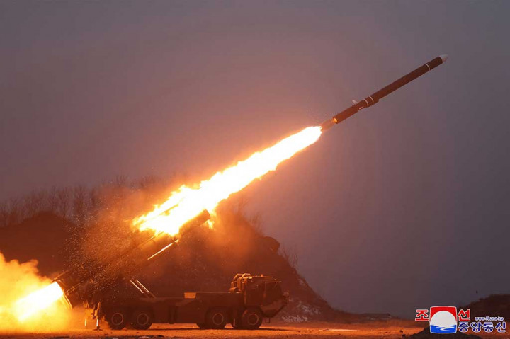 Korea Utara, Rabu, 31 Januari 2024, mengatakan pihaknya berhasil melakukan uji coba rudal jelajah strategis, bagian dari serangkaian senjata yang baru-baru ini diluncurkan. Menurut para analis senjata tersebut dapat digunakan untuk perang Rusia di Ukraina.
