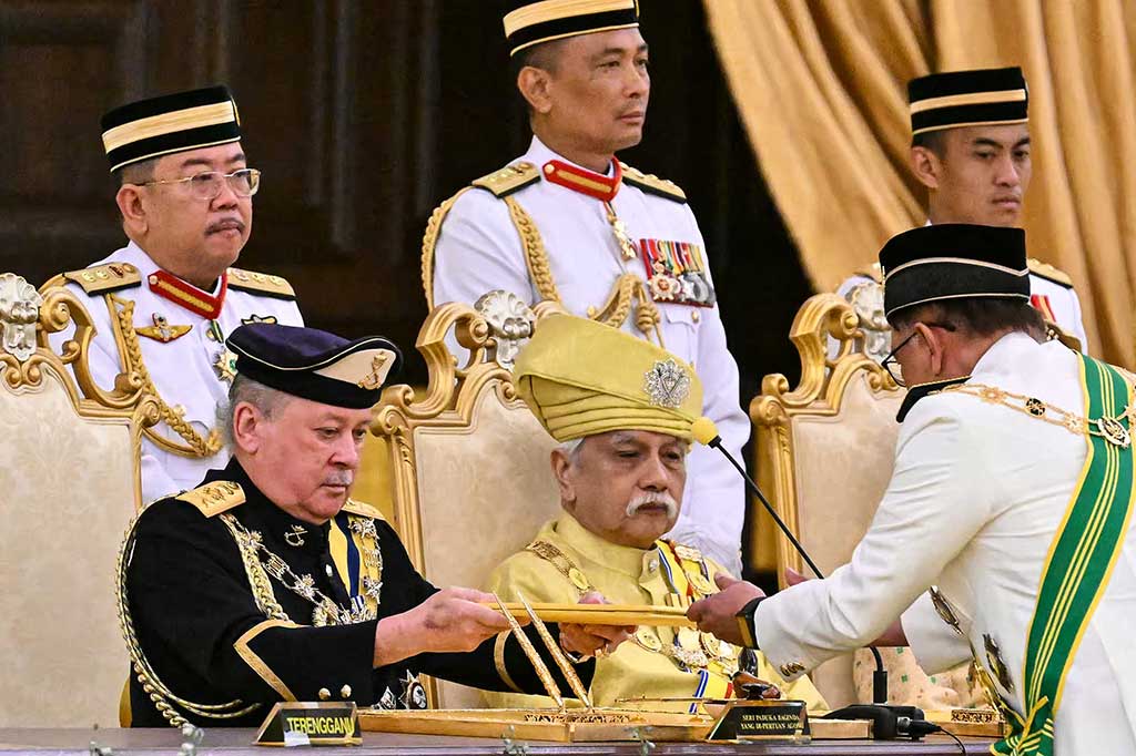 Sultan Johor, Sultan Ibrahim Iskandar (kiri) menerima dokumen saat upacara pengambilan sumpah sebagai Raja ke-17 Malaysia di Istana Nasional Kuala Lumpur, Rabu, 31 Januari 2024. 