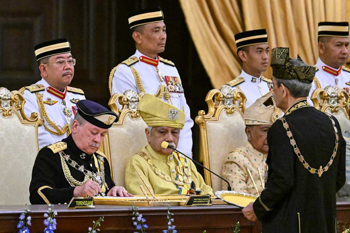 Sultan Ibrahim Iskandar, 65, mengambil sumpah jabatan di Istana Nasional di Kuala Lumpur, dan menandatangani instrumen proklamasi jabatan dalam upacara yang disaksikan keluarga kerajaan lainnya, Perdana Menteri Anwar Ibrahim, dan anggota Kabinet. Upacara penobatan akan diadakan nanti.