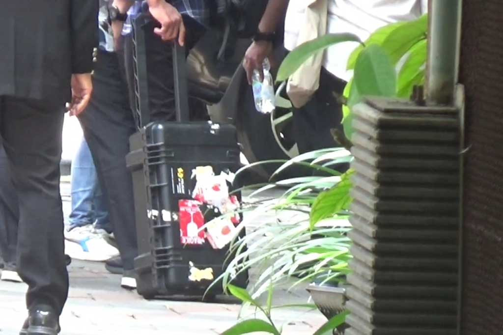 Penggeledahan rumah dinas Bupati Sidoarjo Ahmad Muhdlor ini dilakukan bertepatan dengan hari jadi Kabupaten Sidoarjo ke 165. Setelah cukup melakukan penggeledahan, penyidik KPK terlihat membawa empat unit koper. Belum diketahui apa isi dalam koper tersebut.