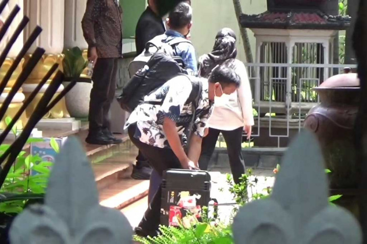Tim penyidik KPK melakukan penggeledahan di rumah dinas Bupati Sidoarjo selama sekitar dua jam. Usai penggeledahan, penyidik KPK terlihat membawa empat unit koper. 