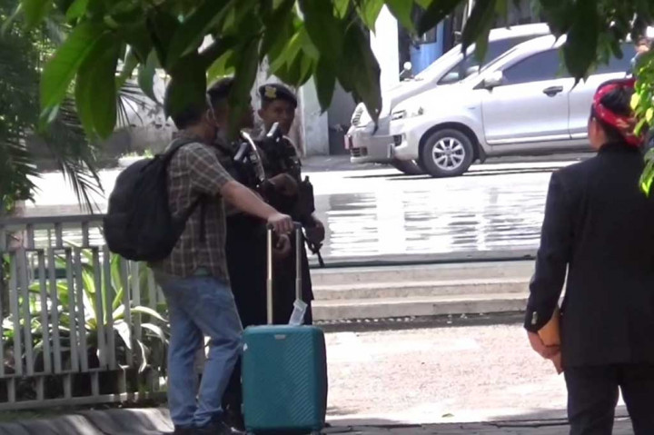 Kegiatan penggeledahan KPK ini dilakukan dengan pengamanan ketat petugas dari Polri. Pendopo Sidoarjo juga ditutup selama KPK melakukan penggeledahan.