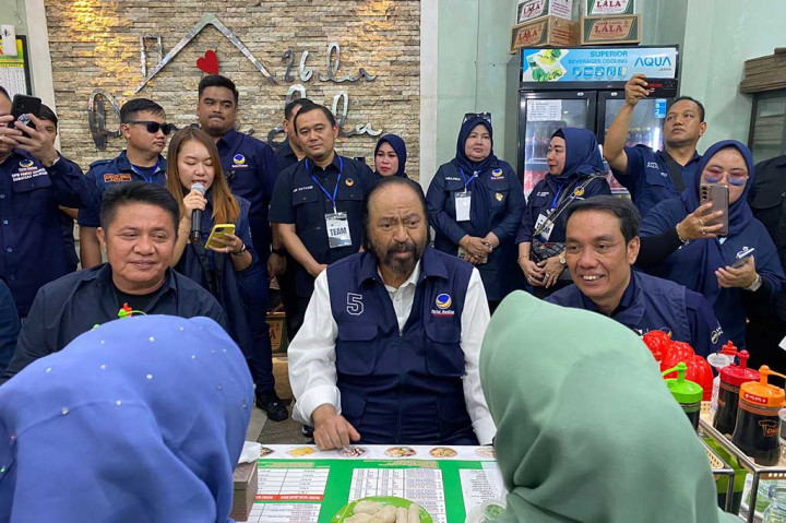 “Saya sangat gembira sekali dan luar biasa serta takjub karena berkat ibu-ibu pemilik owner Pempek ini bisa membawa Pempek ini terkenal di nusantara hingga luar negeri,” kata Surya Paloh.