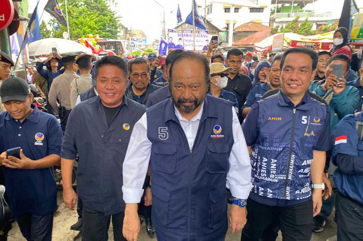 Ketua Umum Partai NasDem Surya Paloh mengunjungi Sentral Kampung Pempek di kawasan 26 Ilir Palembang, Rabu, 31 Januari 2024.