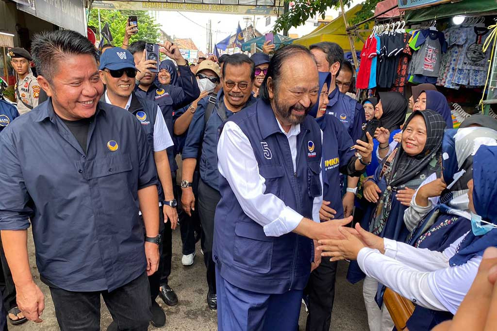Surya Paloh mengobrol dan mendengarkan keluh kesah para pelaku UMKM Pempek di kawasan 26 Ilir tersebut.