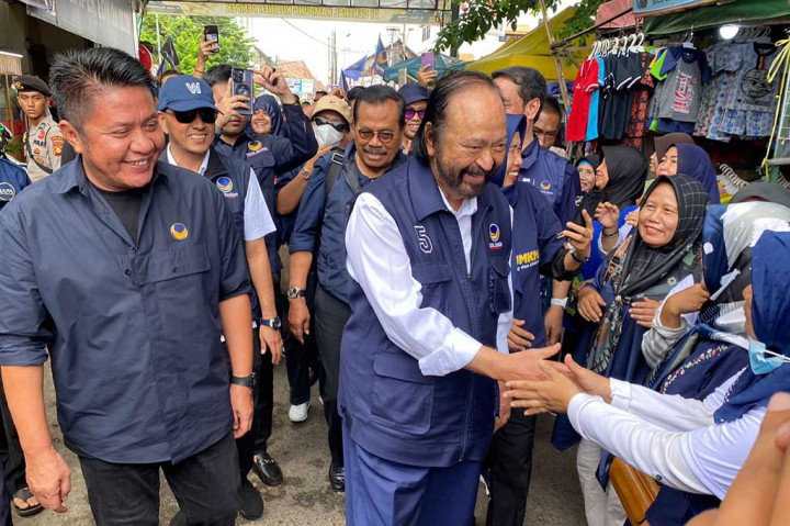 Surya Paloh mengobrol dan mendengarkan keluh kesah para pelaku UMKM Pempek di kawasan 26 Ilir tersebut.