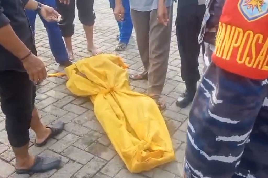Korban pertama kali ditemukan oleh salah seorang nelayan dan langsung melaporkannya ke Polairud Sinjai.