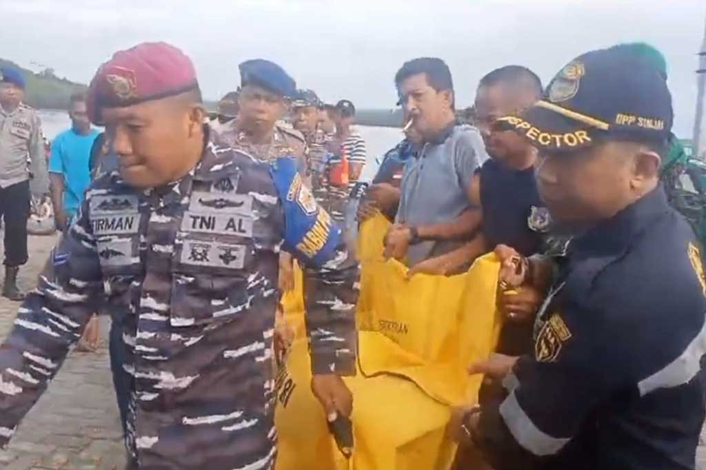 Tim gabungan dari Polairud, TNI dan Basarnas Sinjai pun langsung melakukan evakuasi dan membawa mayat korban ke RSUD. Hingga saat ini polisi masih menyelidiki kematian korban dengan meminta keterangan dari sejumlah saksi termasuk rekan korban.