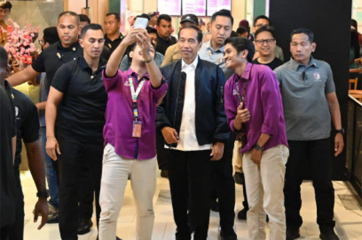 Jokowi pun melayani permintaan swafoto alias selfie dari masyarakat. Sambil berjalan, satu per satu warga pun berfoto bersama.