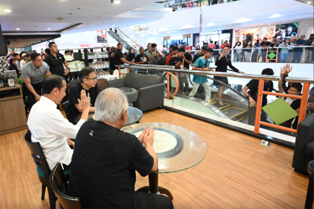 Jokowi kemudian menuju lantai dua pusat perbelanjaan tersebut dan mampir ke salah satu kedai kopi lokal. Bersama kedua menterinya, Presiden pun duduk semeja dan memesan makanan dan minuman.