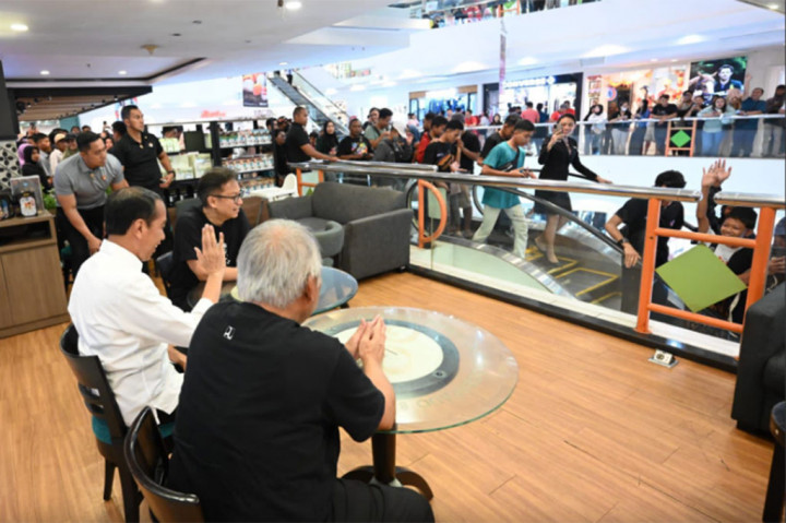 Jokowi kemudian menuju lantai dua pusat perbelanjaan tersebut dan mampir ke salah satu kedai kopi lokal. Bersama kedua menterinya, Presiden pun duduk semeja dan memesan makanan dan minuman.