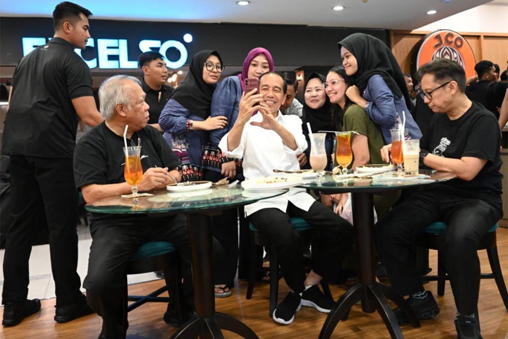 Sambil menunggu pesanan datang, Jokowi pun kembali menjadi sasaran selfie para pengunjung. Banyak dari mereka yang datang dari luar kota merasa beruntung bisa berjumpa Kepala Negara di Yogyakarta.