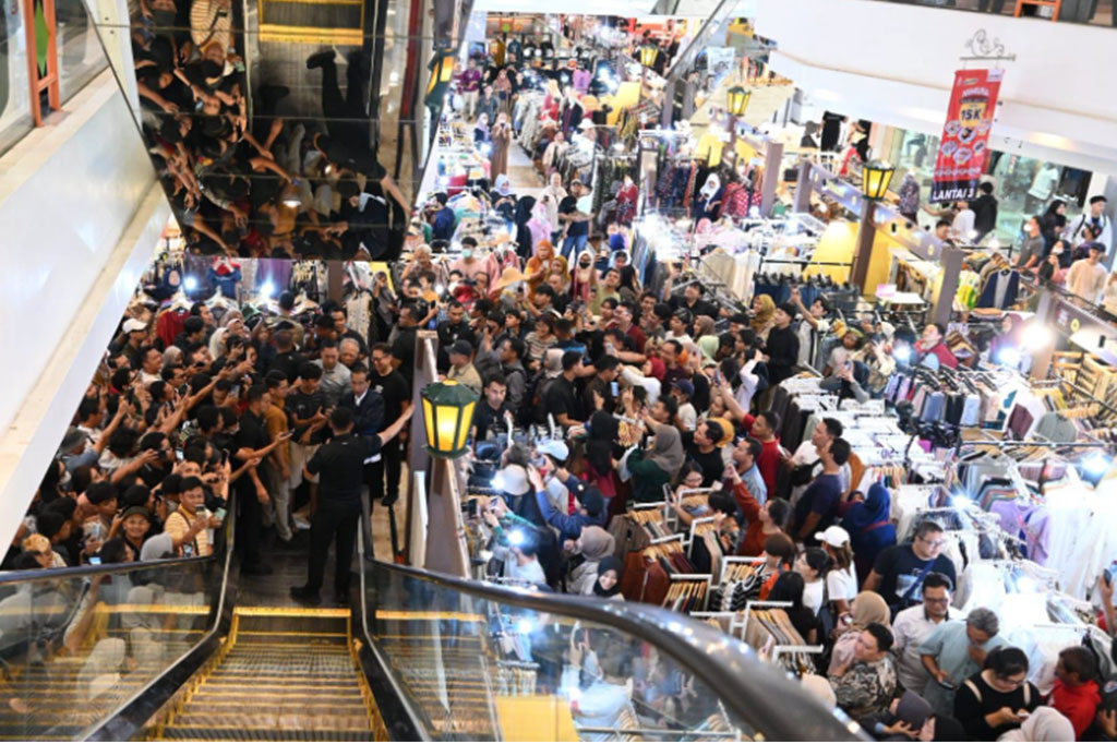 Suasana Plaza Malioboro yang sedang ramai oleh pengunjung menjadi makin meriah dengan kehadiran Jokowi yang tiba sekitar pukul 20.45 WIB. Dari pintu masuk, masyarakat telah memadati mal tersebut dan menyambut Jokowi. “Pak Jokowi, Pak Jokowi! Foto, Pak,” seru masyarakat yang hadir.
