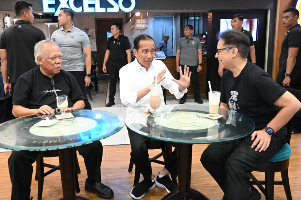 Jokowi dan Pak Bas–sapaan akrab Menteri PUPR kemudian tampak menikmati coklat almon hangat berikut dengan kudapan singkong krispi dan pisang coklat. Sementara, Menkes memilih untuk memesan kopi. Ketiganya tampak berbincang akrab.