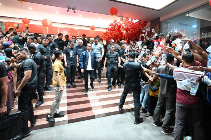 Presiden Joko Widodo mendadak keluar dari Gedung Agung Istana Kepresidenan Yogyakarta pada Selasa malam, 30 Januari 2024. Rupanya Jokowi mengajak Menteri Kesehatan Budi Gunadi Sadikin dan Menteri Pekerjaan Umum dan Perumahan Rakyat Basuki Hadimuljono untuk ngopi di sekitar Malioboro.