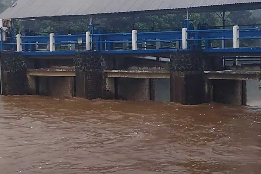 Ketinggian air kali Ciliwung ini berada pada ketinggian 110 centimeter atau berada pada status siaga 3.