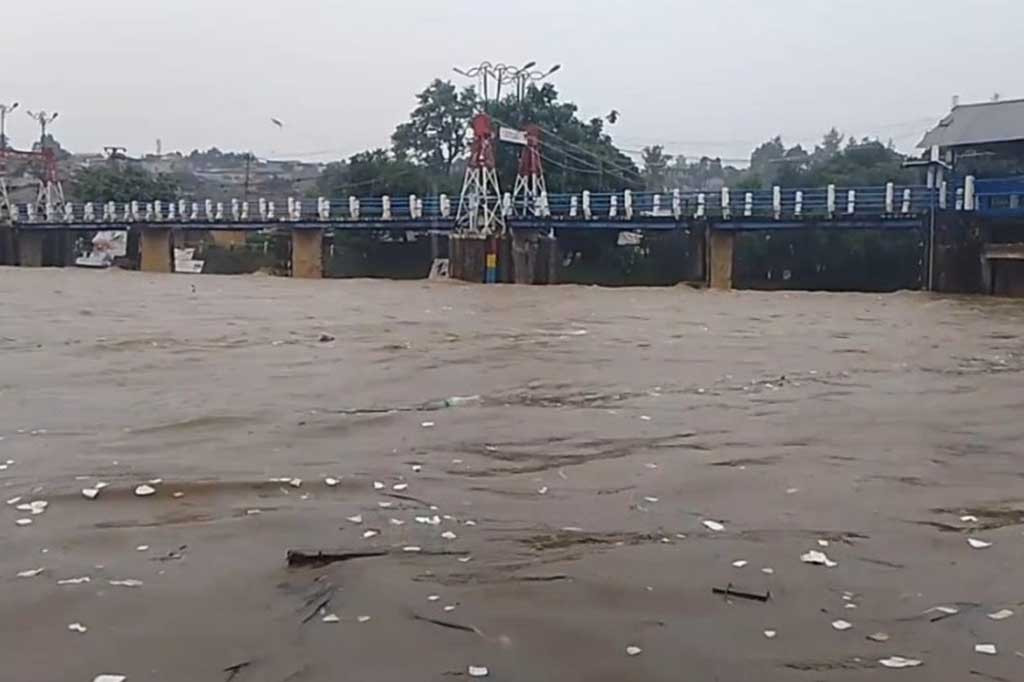 Hujan yang mengguyur kawasan puncak Bogor dan Kota Bogor sejak Rabu, 31 Januari 2024 siang, mengakibatkan tinggi muka air kali Ciliwung naik hingga mencapai 110 centimeter, sehingga petugas Bendung Katulampa, menaikan status dari normal menjadi siaga 3.