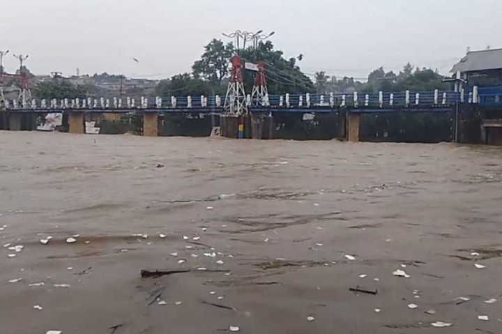 Hujan yang mengguyur kawasan puncak Bogor dan Kota Bogor sejak Rabu, 31 Januari 2024 siang, mengakibatkan tinggi muka air kali Ciliwung naik hingga mencapai 110 centimeter, sehingga petugas Bendung Katulampa, menaikan status dari normal menjadi siaga 3.