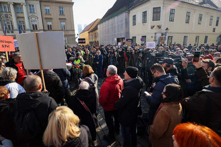 “Ini adalah tindakan agresi negara terhadap kepentingan publik,” kata Hrvoje Zovko, ketua asosiasi jurnalis Kroasia (HND), kepada para pengunjuk rasa.