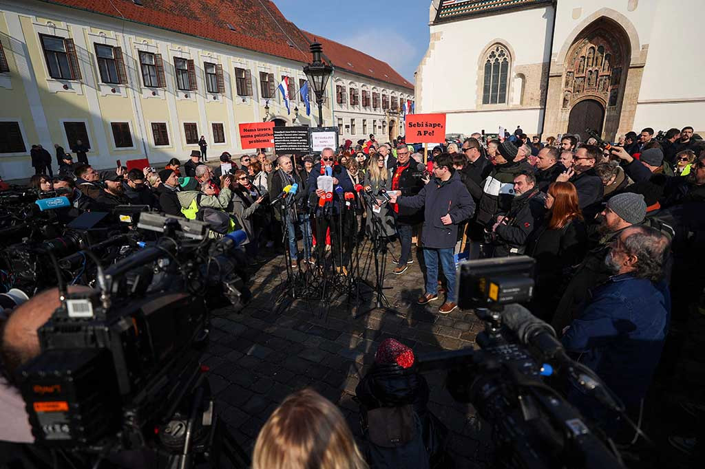 Pekerja media telah menentang RUU tersebut selama berminggu-minggu, dan mengatakan bahwa undang-undang tersebut merupakan upaya untuk membungkam sumber mereka.