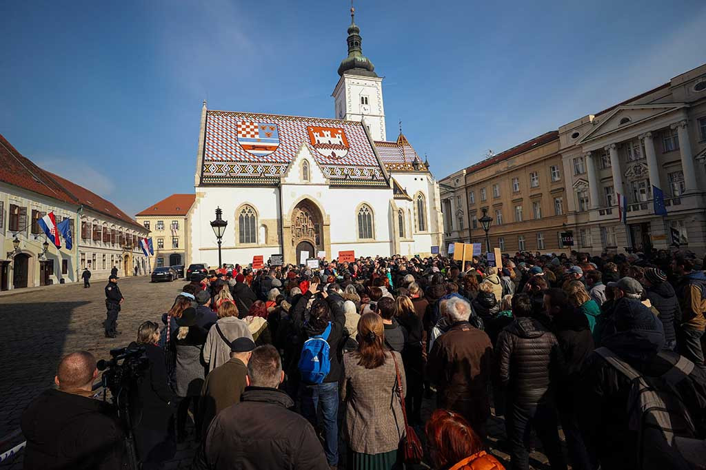 Ratusan jurnalis melakukan protes di ibu kota Kroasia, Zagreb, pada hari Rabu, 31 Januari 2024 terhadap usulan undang-undang yang menurut para pekerja media akan melarang pemberitaan rincian investigasi kriminal.