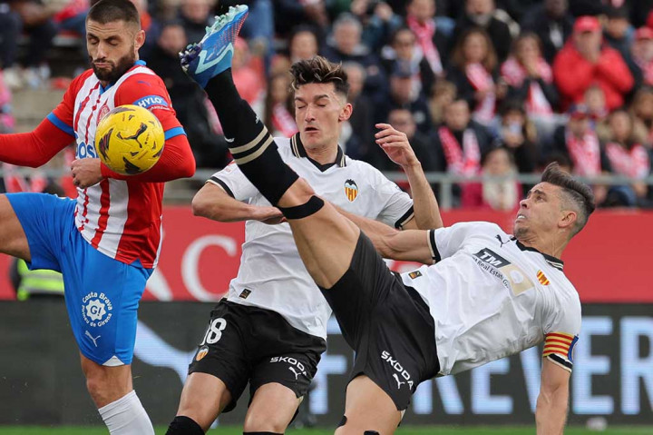 Paulista bergabung dengan Valencia pada tahun 2017 dari klub Premier League Arsenal, bermain 213 kali untuk Los Che.