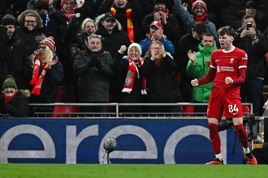 Keunggulan Liverpool bertambah menjadi 2-0 pada menit ke-39 lewat aksi Conor Bradley. Bek kanan berusia 20 tahun itu mencatatkan namanya di papan skor lewat tembakan kaki kanan keras ke tiang jauh.
