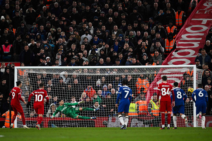 The Blues nyaris kebobolan lagi pada menit ke-45. Jota dilanggar Beno Badiashile di kotak terlarang. Liverpool pun mendapat penalti. Sayang eksekusi Darwin Nunez hanya membentur tiang gawang. Skor 2-0 bertahan hingga jeda.