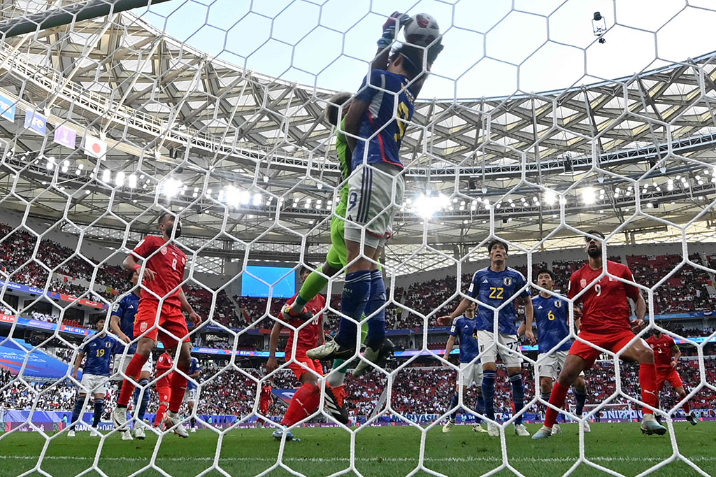 Bahrain baru bisa membalas pada menit ke-63 melalui gol bunuh diri Zion Suzuki. Bahrain mendapat sepak pojok. Bola disundul oleh Sayed Baqer dan mengarah ke gawang. Zion mencoba meninju bola ke udara dan kemudian mencoba menangkapnya. Sayangnya ia gagal melakukannya karena bertabrakan dengan Ayase Ueda dan bola akhirnya masuk ke gawang sendiri. Kedudukan menjadi 2-1.