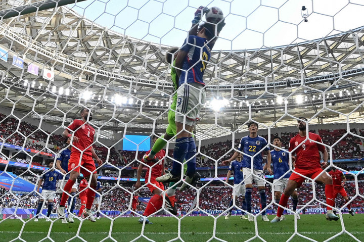 Bahrain baru bisa membalas pada menit ke-63 melalui gol bunuh diri Zion Suzuki. Bahrain mendapat sepak pojok. Bola disundul oleh Sayed Baqer dan mengarah ke gawang. Zion mencoba meninju bola ke udara dan kemudian mencoba menangkapnya. Sayangnya ia gagal melakukannya karena bertabrakan dengan Ayase Ueda dan bola akhirnya masuk ke gawang sendiri. Kedudukan menjadi 2-1.