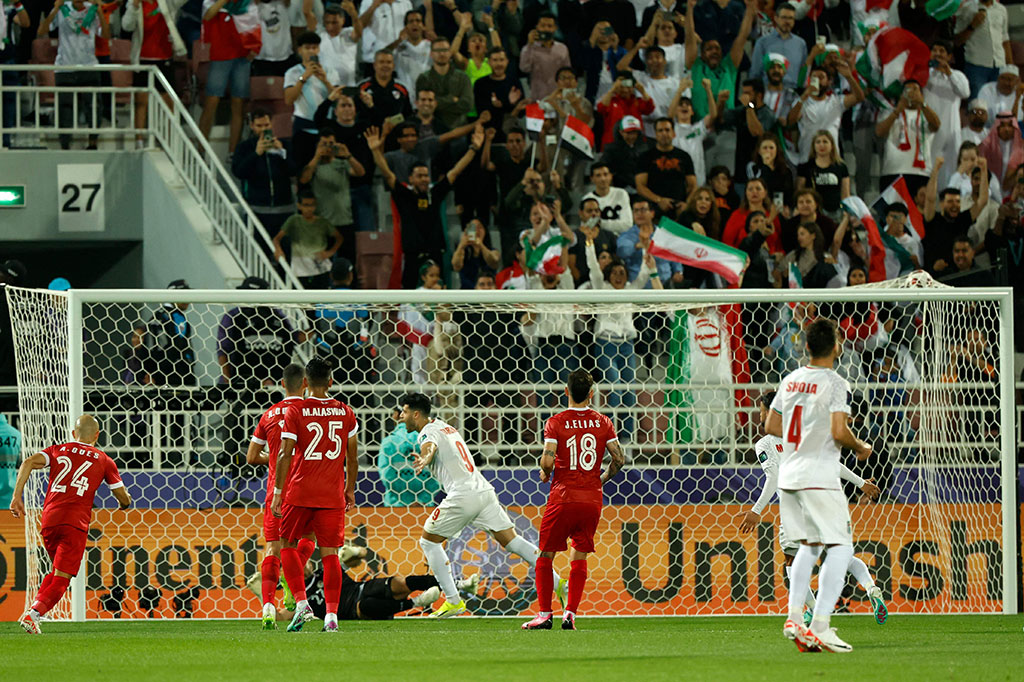 Iran mendapatkan hadiah penalti pada menit ke-32 setelah Mehdi Taremi dilanggar Ousou di kotak terlarang. Taremi maju sebagai eksekutor dan sukses mengecoh kiper dengan mudah untuk mengubah skor menjadi 1-0. Skor tidak berubah hingga jeda.
