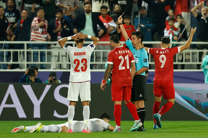 Iran harus kehilangan Mehdi Taremi pada menit ke-90 setelah mendapat kartu kuning kedua karena melanggar Alaa Al Dali yang akan melakukan serangan balik.