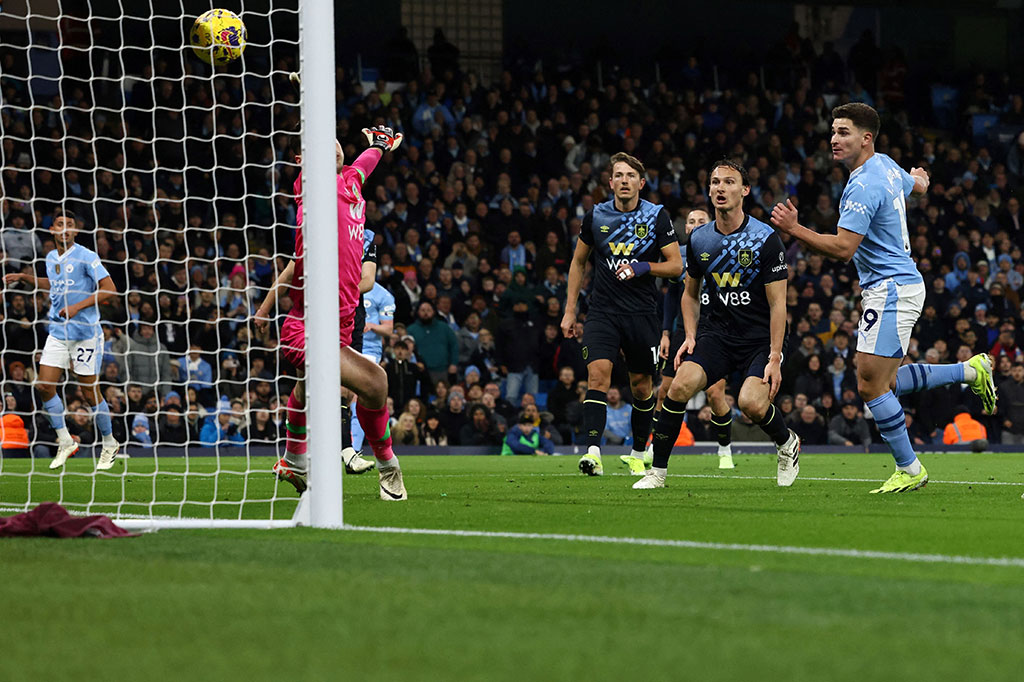 Bermain di hadapan suporter sendiri, City langsung tancap gas dan hanya butuh waktu 16 menit untuk membuka keunggulan lewat sundulan jarak dekat Julian Alvarez setelah menyambut umpan silang Matheus Nunes. Skor menjadi 1-0.