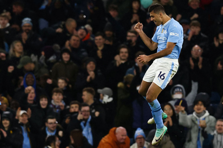 Gol ketiga City terjadi pada menit ke-46. Tendangan first time Rodri meneruskan umpan Phil Foden gagal dibendung Trafford. Manchester City unggul 3-0 di babak pertama.