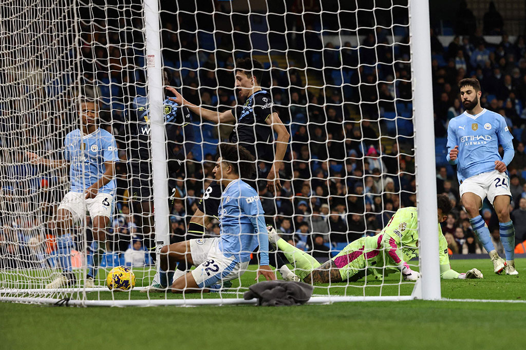 Burnley sendiri sempat mencetak gol hiburan pada menit ke-93 lewat aksi Ameen Al-Dakhil. Skor 3-1 menjadi hasil akhir dari laga ini. 