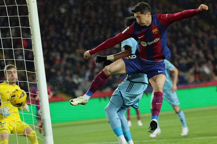 Barcelona mencoba langsung tampil agresif sejak awal, sedangkan Osasuna beberapa kali mampu mengancam pertahanan tuan rumah. Namun, tidak ada gol yang tercipta di sepanjang babak pertama.