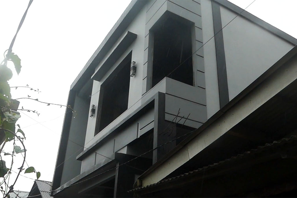 Sekilas Anda akan melihat bangunan ini adalah rumah mewah dua lantai di kawasan elit. Eits, siapa sangka ini adalah kandang domba atau kambing. Ya ini adalah kandang domba milik Defit Susanto, 30, warga Batur, Banjarnegara.