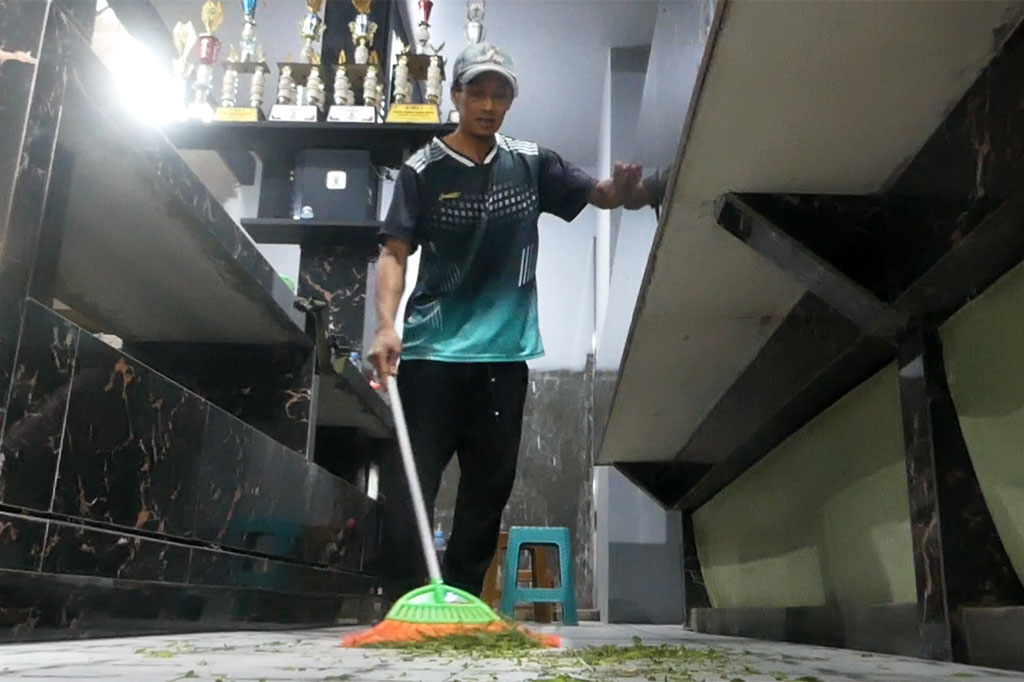 Defit menyatakan bahwa kebersihan kandang selalu terjaga. Dia membersihkan kandang sebanyak dua kali sehari, mulai dari menyapu dan mengepel. 