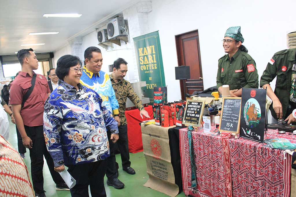 Menteri Lingkungan Hidup dan Kehutanan (LHK) Siti Nurbaya mengatakan kopi menjadi maskot dan juga untuk keberhasilan perhutanan sosial.