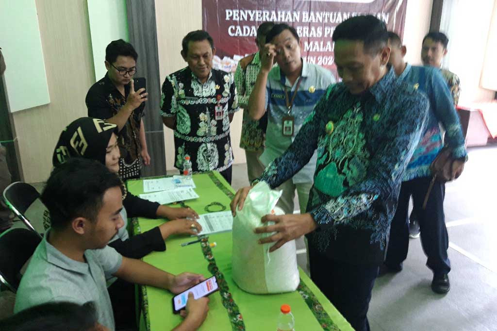 Pagi itu, seratusan penerima manfaat rela antre untuk mendapatkan beras di tengah melonjaknya harga pangan pokok tersebut. Bantuan disalurkan langsung oleh Penjabat Wali Kota Malang Wahyu Hidayat. Penyaluran bantuan pangan beras cadangan pemerintah ini untuk warga sesuai data Percepatan Penghapusan Kemiskinan Ekstrem (P2KE).
