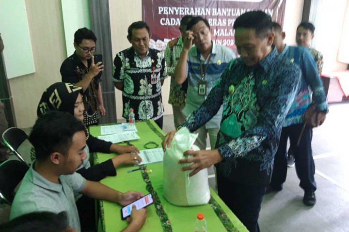 Pagi itu, seratusan penerima manfaat rela antre untuk mendapatkan beras di tengah melonjaknya harga pangan pokok tersebut. Bantuan disalurkan langsung oleh Penjabat Wali Kota Malang Wahyu Hidayat. Penyaluran bantuan pangan beras cadangan pemerintah ini untuk warga sesuai data Percepatan Penghapusan Kemiskinan Ekstrem (P2KE).