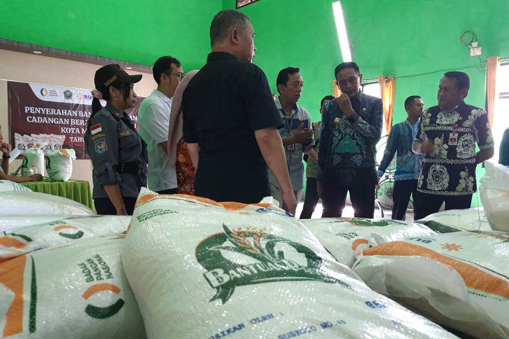 Warga penerima manfaat lainnya, Maimunah, mengaku merasakan kegembiraan serupa. Begitu pula Siti Rohani yang bekerja sebagai penjahit baju mengatakan sangat terbantu.