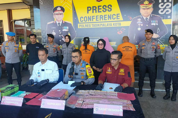 Satuan Reserse Kriminal (Satreskrim) Polres Tasikmalaya Kota berhasil menangkap tiga tersangka pengedar uang palsu (Upal) pecahan 100 ribu sebanyak 1.144 lembar yang hendak melakukan penukaran. Peristiwa itu terjadi, Senin, 29 Januari 2024 sekitar pukul 12.30 WIB di Kantor Perwakilan Bank Indonesia (BI) Tasikmalaya.