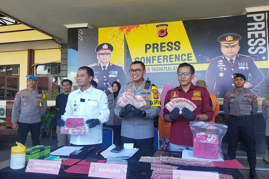 Tiga dari dua orang tersangka itu merupakan perempuan berinisial YA, 33, warga Kabupaten Kendal, SR, 46, warga Aceh Tamiang dan TW, 54, warga Kabupaten Sukabumi, Jawa Barat. Ketiga tersangka tersebut, ditangkap hendak akan menukarkan uang pecahan terdiri dari 650 lembar uang pecahan 100 ribu emisi 2016 dan 494 lembar emisi 2014.